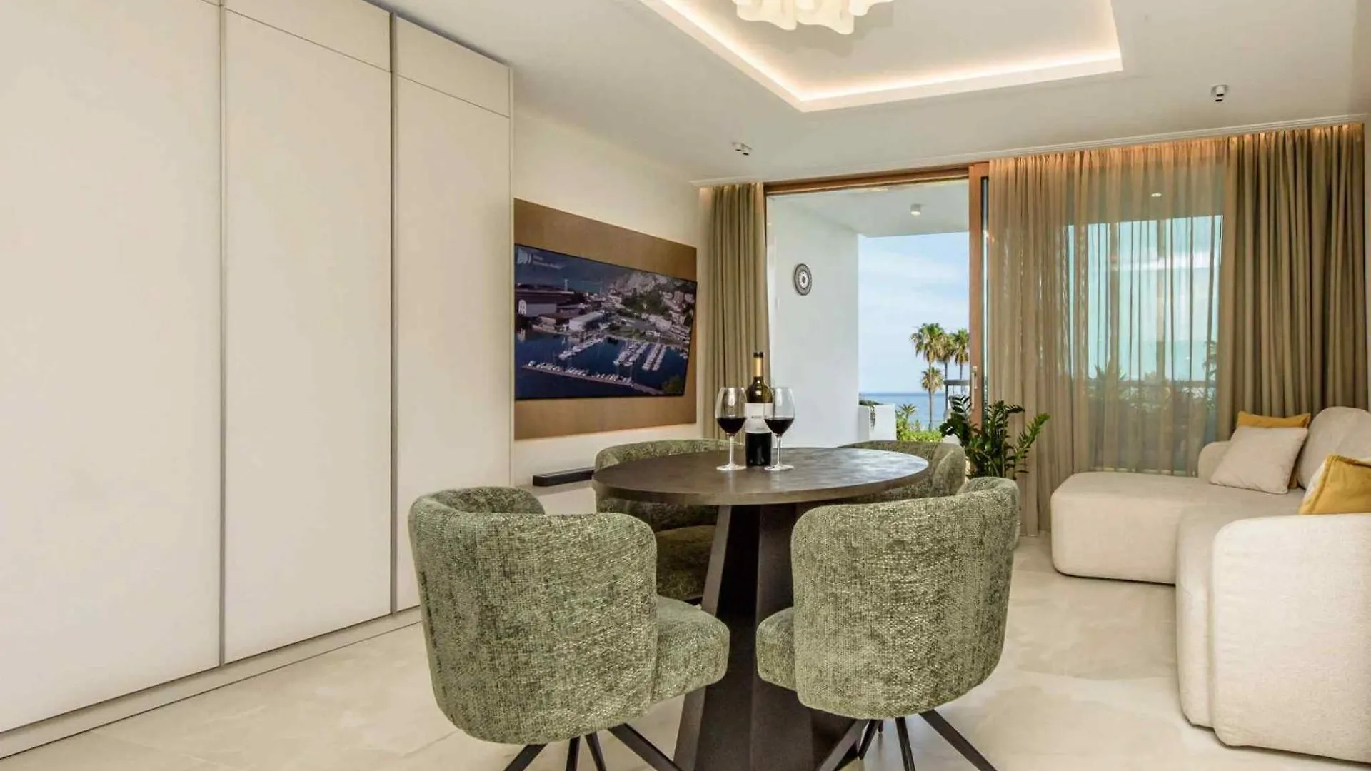 Playa Miraflores Luxury Beachfront Apartment Sitio de Calahonda