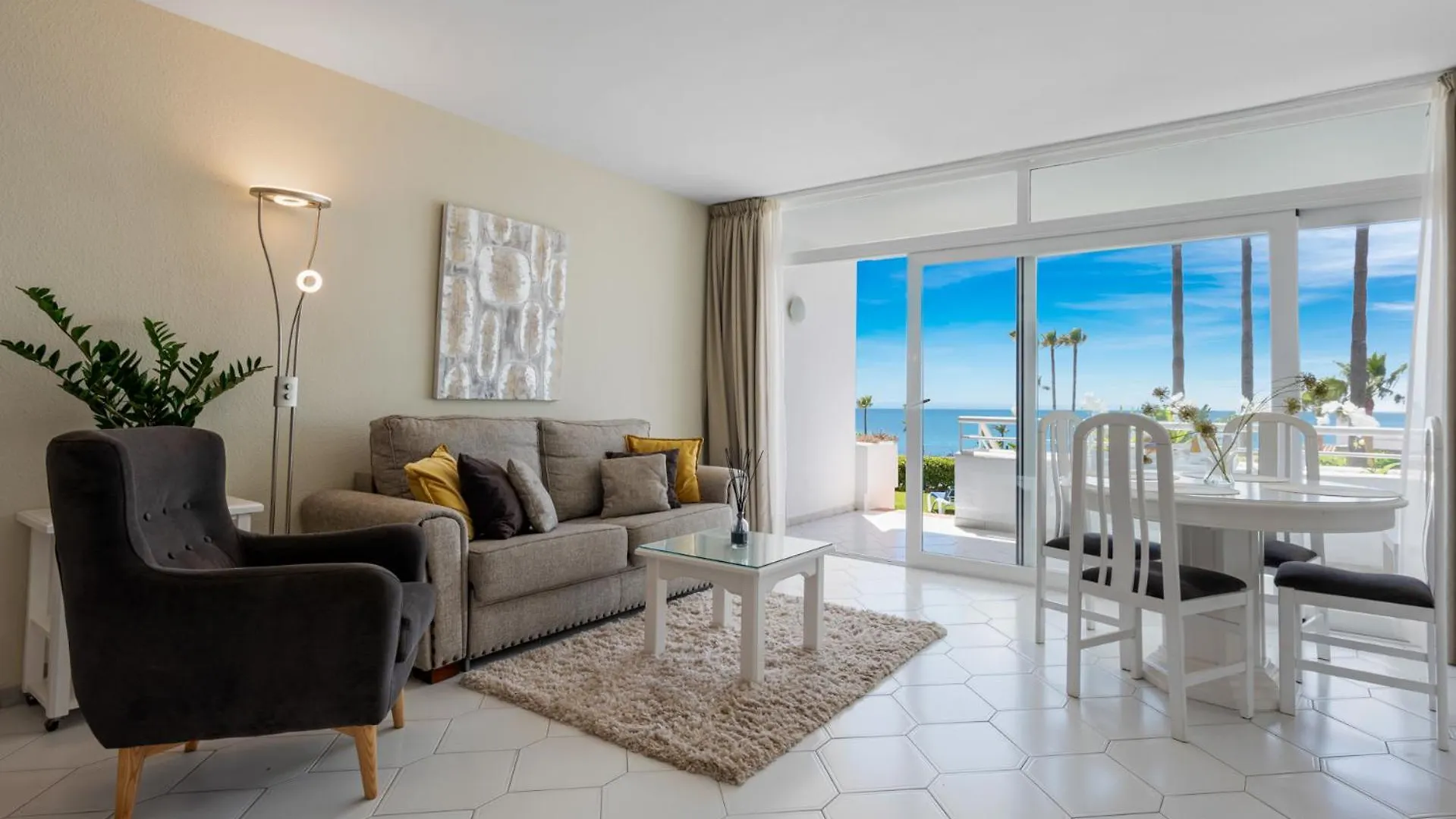 Playa Miraflores Luxury Beachfront Apartment Sitio de Calahonda