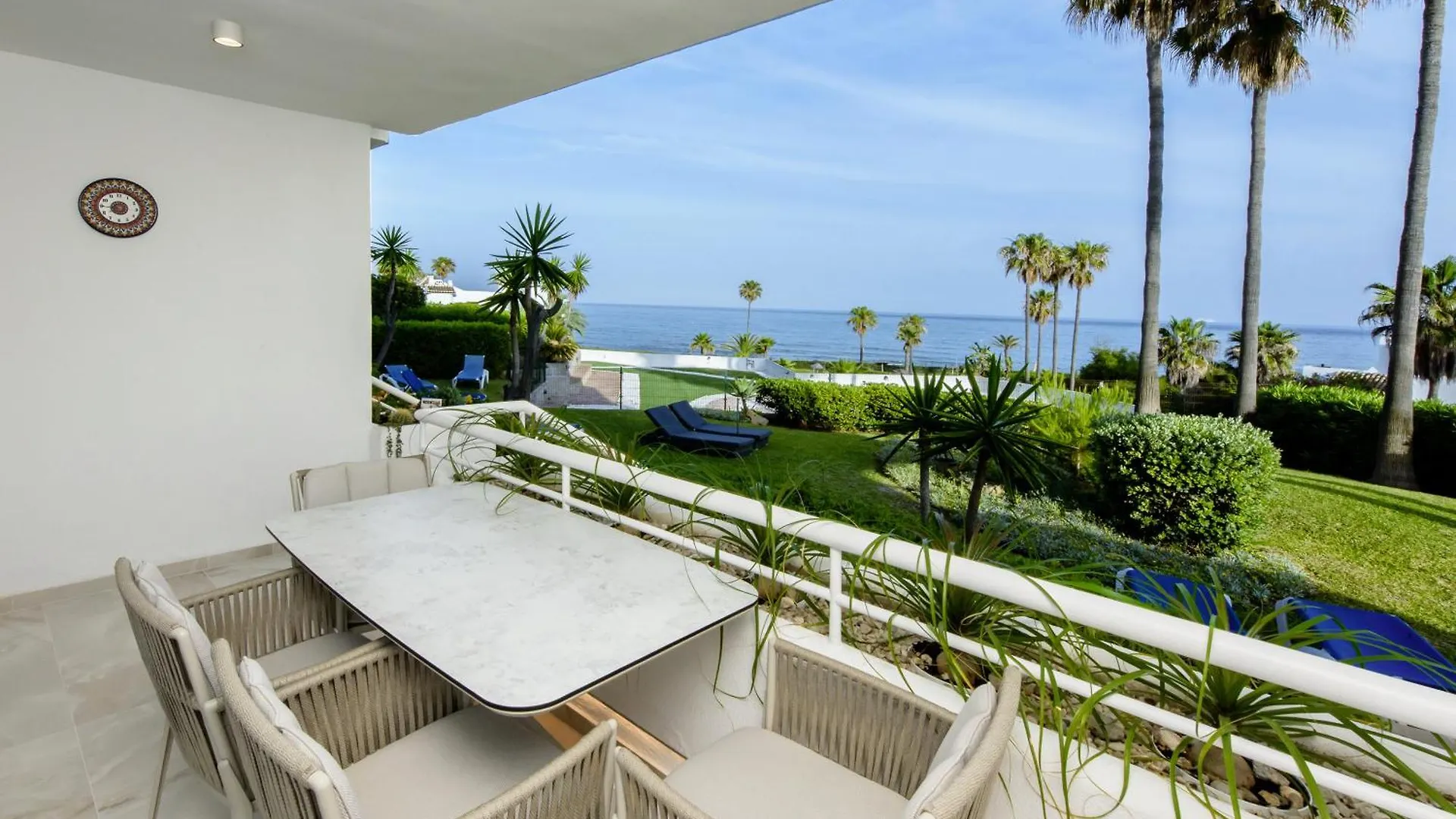 Playa Miraflores Luxury Beachfront Apartment Sitio de Calahonda