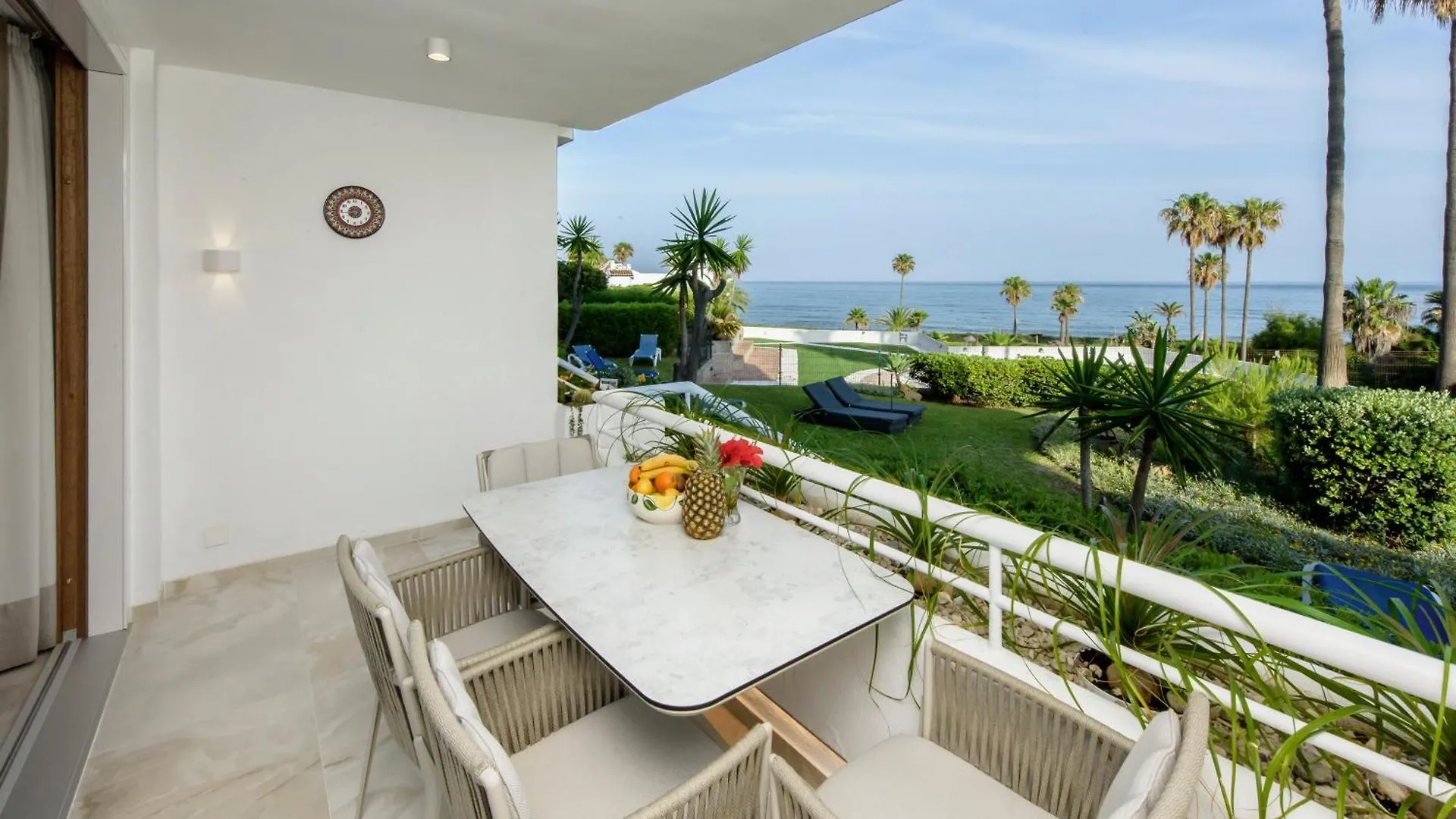 Playa Miraflores Luxury Beachfront Apartment Sitio de Calahonda