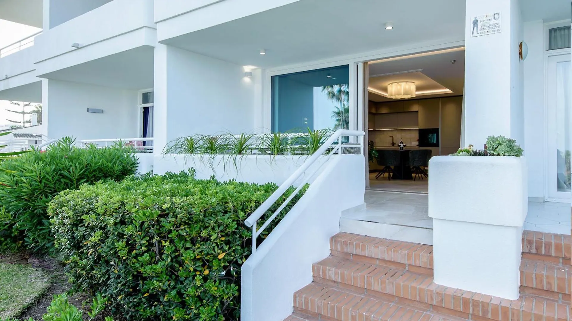 Playa Miraflores Luxury Beachfront Apartment Sitio de Calahonda